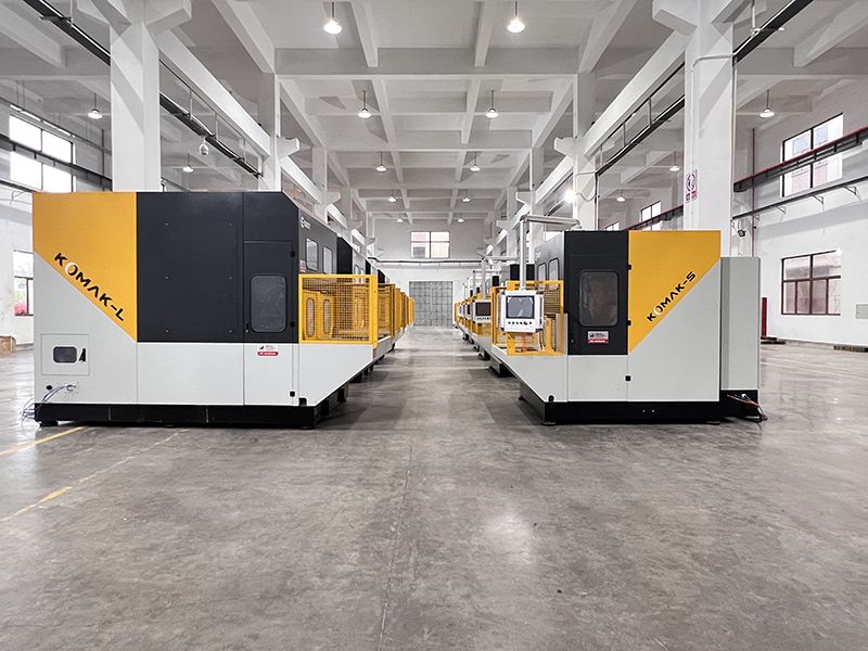 KOMAK全自動(dòng)鑄件專(zhuān)用打磨機(jī)器人參加第十三屆上海國(guó)際鑄造展覽會(huì)獲得熱烈反響。